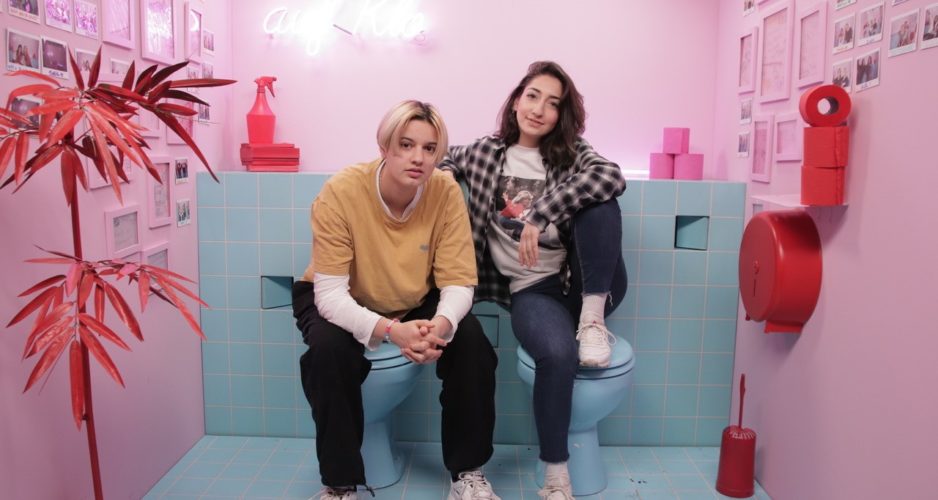 Mavi Phoenix spricht über sein Comingout als trans männlich mit „Auf Klo“