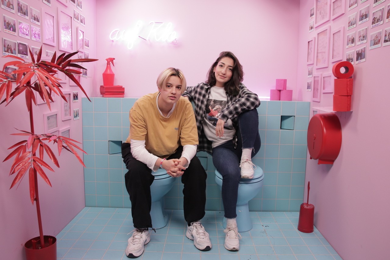 Mavi Phoenix spricht über sein Comingout als trans männlich mit „Auf Klo“