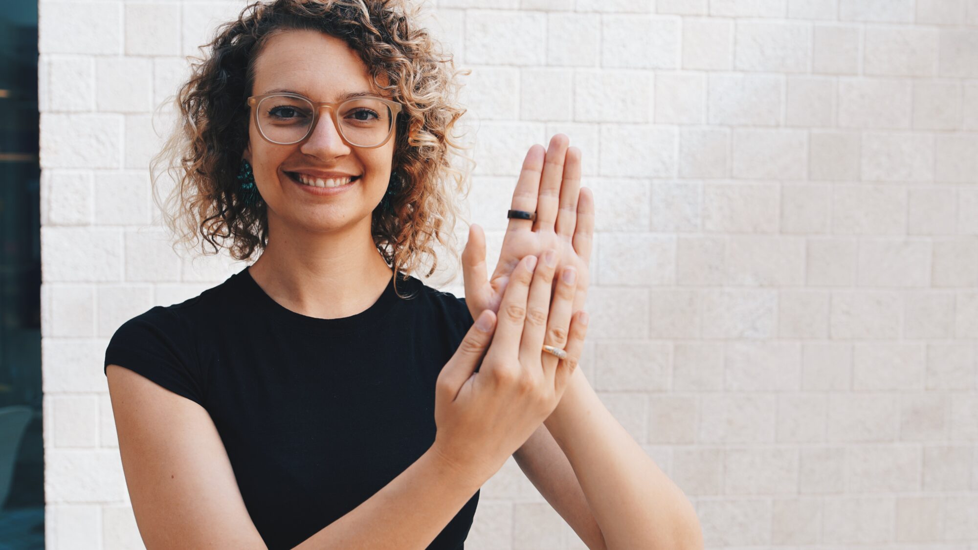 Diagnose Endometriose: Was das für junge hörende und gehörlose Frauen bedeutet